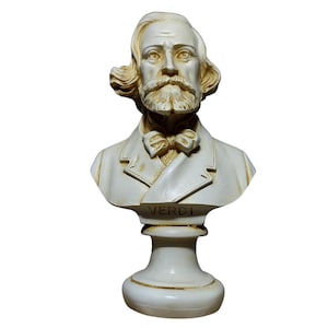 Könnte beinhalten: Eine weiße Büste des italienischen Opernkomponisten Giuseppe Verdi auf einem weißen Sockel. Die Büste ist detailliert mit Bart und Schnurrbart, und der Sockel trägt die Inschrift "VERDI".