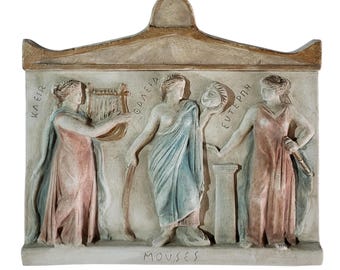 Escultura mural en relieve de las Musas de la Antigua Grecia con máscara de lira y flauta