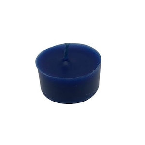 Puede incluir: Una vela tealight azul con una mecha blanca.