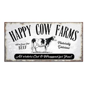 Peut inclure: Une pancarte blanche avec du texte noir et une illustration en noir et blanc d'une vache. La pancarte indique "HAPPY COW FARMS", "100% Grass Fed BEEF", "Naturally Delicious", et "All orders Cut & Wrapped for Free!"