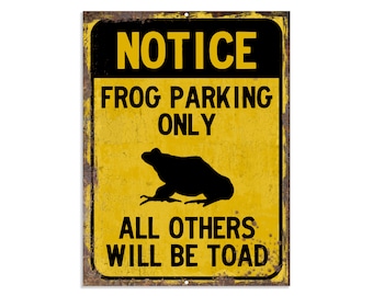 Może przedstawiać: Żółto-czarny metalowy znak z napisem "NOTICE" w kolorze czarnym, "FROG PARKING ONLY" w kolorze czarnym i sylwetką żaby. Napis "ALL OTHERS WILL BE TOAD" jest w kolorze czarnym.