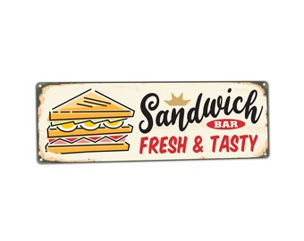 Puede incluir: Un letrero de metal de estilo vintage con fondo amarillo y una ilustración de sándwich de dibujos animados. El letrero dice "Sandwich Bar Fresh & Tasty" en letras negras con una corona roja y un texto "Bar" rojo.
