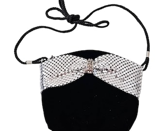 Pochette vintage Davelli in velluto nero con fiocco in rete e strass, ideale per il ritorno a casa.