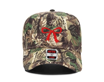Czapka BowTrucker w kamuflażu: haftowana czerwona kokarda, świąteczna czapka w kamuflażu