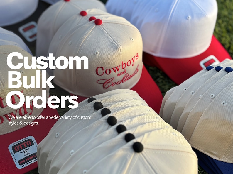 Puede incluir: Una pila de gorras de b&eacute;isbol blancas y beige con botones negros. La gorra de arriba tiene bordado rojo que dice "Cowboys and Cocktails". El texto "Custom Bulk Orders" est&aacute; en letras blancas grandes en la imagen.