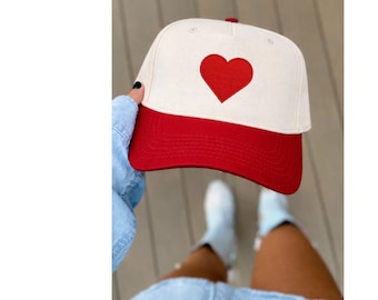 Hartmuts voor Valentijnsdag, rode truckerpet met hartjesmotief, vintage truckerpet, cadeau voor Galentine's Day voor haar, Valentijnsoutfit voor je dochter
