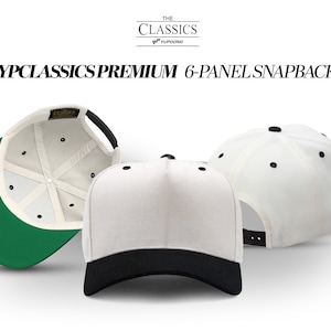 Puede incluir: Gorra snapback de 6 paneles blanca y negra con visera negra. La gorra se muestra desde diferentes &aacute;ngulos. El texto "YPC CLASSICS PREMIUM 6-PANEL SNAPBACK" se muestra encima de las gorras.