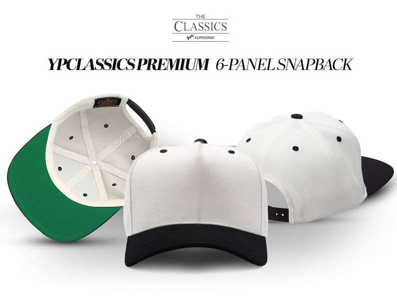 Puede incluir: Gorra snapback de 6 paneles blanca y negra con visera negra. La gorra se muestra desde diferentes &aacute;ngulos. El texto "YPC CLASSICS PREMIUM 6-PANEL SNAPBACK" se muestra encima de las gorras.