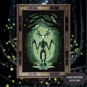Può includere: Ricamo a punto croce di una figura scheletrica con corna, incorniciata in una cornice nera e dorata ornata. La figura è ambientata in una scena di foresta verde e nera. Il testo "FAES WITCHES STITCHES" è in basso a destra.