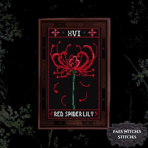 Può includere: Un ricamo a punto croce rettangolare raffigurante un giglio ragno rosso su sfondo nero. Il disegno include il numero romano XVI in alto e il testo RED SPIDER LILY in basso, il tutto racchiuso all'interno di un bordo decorativo scuro.