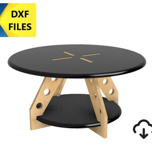 Könnte beinhalten: Ein schwarzer Couchtisch mit runder Tischplatte und einem unteren Regal. Der Tisch hat ein einzigartiges Design mit Holzbeinen, die eine Sternform bilden. Die Tischplatte hat ein kreuzförmiges Design.
