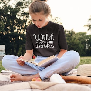 Wild über Bücher T-Shirt, Buch-Shirt, Buch-Liebhaber-Geschenk, Buch-Liebhaber-Shirt, Buch-Liebhaber-TShirt, Buch-Liebhaber-Geschenk, Buch-Liebhaber-Geschenkideen