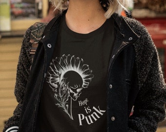 Camiseta Hope is Punk, camisa punk, moda rebelde, camisa desafiadora, presentes para rebelde, estilo punk, camiseta punk esperançosa, camisa espírito punk, camiseta punk