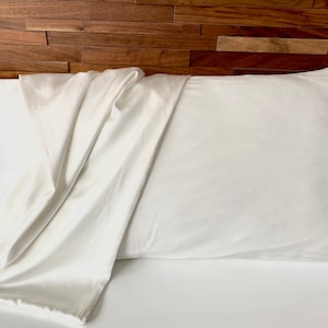 22 Momme 100% 6A Mulberry Silk Pillowcase with Envelope Closure Queen King Standard Natural Silk Pillowcase for Skin and Hair - White