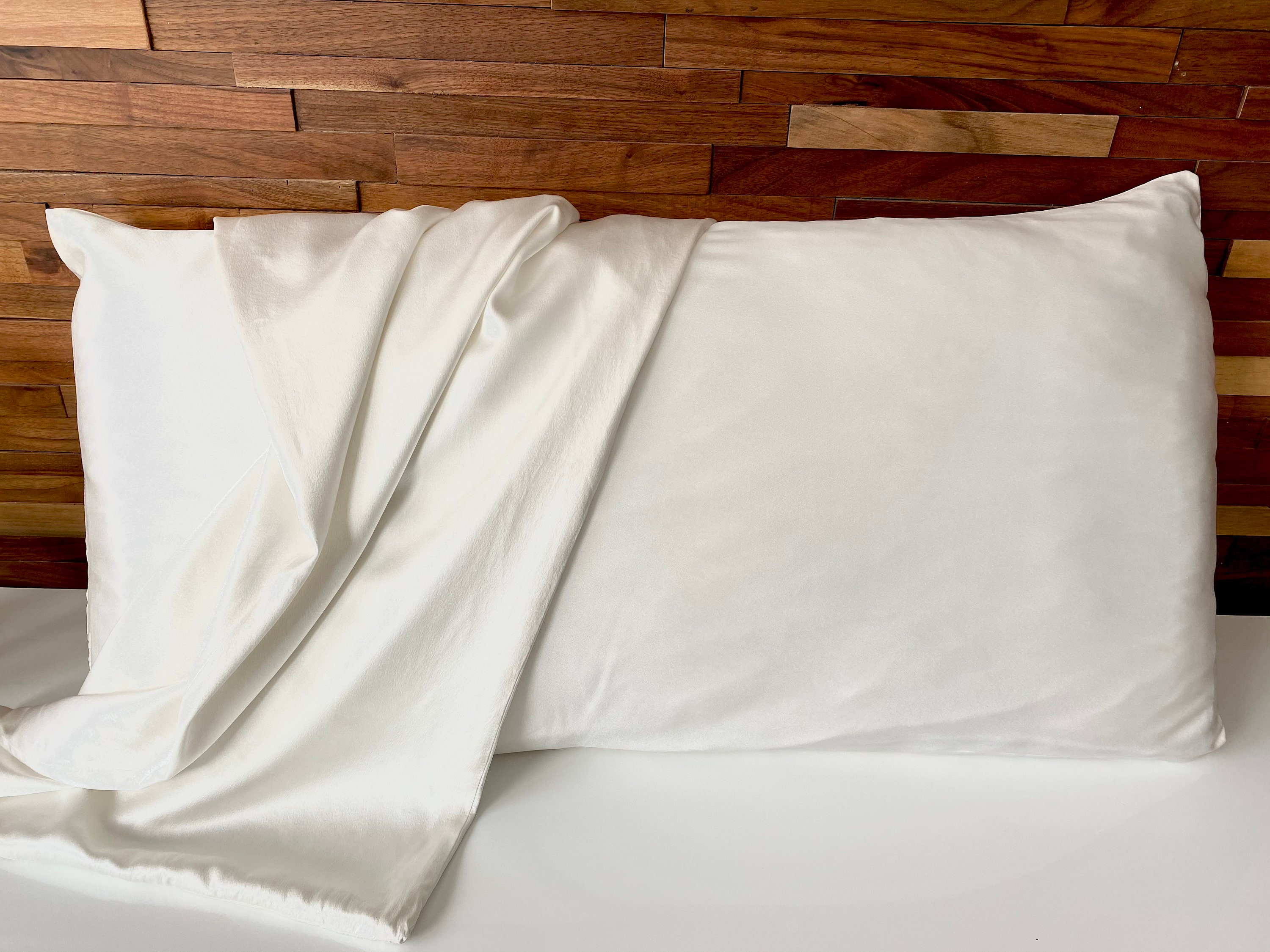 22 Momme 100% 6A Mulberry Silk Pillowcase with Envelope Closure Queen King Standard Natural Silk Pillowcase for Skin and Hair - White