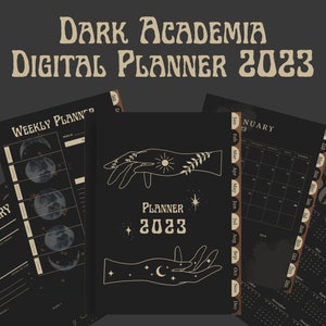 Puede incluir: Un planificador digital negro y dorado con un tema de academia oscura. La portada presenta una mano con una luna creciente y estrellas, y el texto "Planner 2023". El planificador incluye calendarios mensuales y semanales, así como páginas para notas y objetivos.