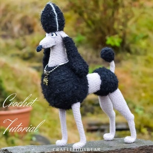 Puede incluir: Un caniche de ganchillo hecho a mano, negro y gris, con un collar decorativo. El caniche tiene un cuerpo negro y esponjoso, una cara gris y un copete negro. El texto "Crochet Tutorial" está en la imagen.