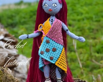 Op de afbeelding: Gehaakte pop met rood haar, blauwe en bruine ogen en een patchworkjurk. De pop draagt een bloemenband en staat op een boomstronk. De tekst "Crochet Tutorial" is zichtbaar in de afbeelding.