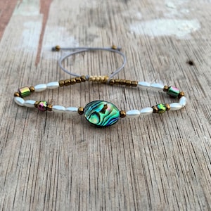 Gloeiende abaloneschelparmbanden, Paua-schelpedelsteen, schelpen en parels met gouden kralen, levendig kleurenspel, zeemeerminsieraden, verstelbare lengte