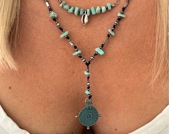 Collar con fragmentos de amazonita: estilo bohemio con cuentas de plata y pátina vintage.