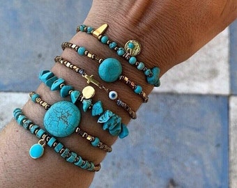 Pulsera de turquesa natural: delicada, con cuentas doradas, estilo bohemio, ajustable.
