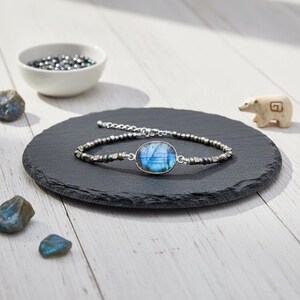 Pulsera de labradorita con destellos azules: joyería bohemia de cristal curativo, cuentas de plata esterlina, ajuste ajustable imagen 2