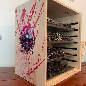 Cofre de guerra para juegos personalizados: transporte y exhibición de ejércitos en miniatura