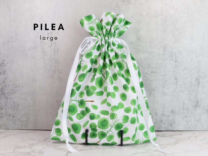 Bolsas de regalo botánicas modernas / Bolsas reutilizables con cordón, ecológicas, para amantes de las plantas, con estampados elegantes. imagen 4