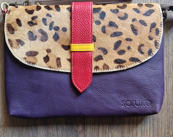 Wunderschöne Umhängetasche aus Leder von Soruka, lila mit Animal-Print