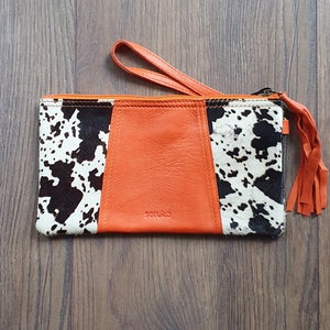Handgefertigte Clutch-Geldbörse aus Leder, orange mit Kuhdruck