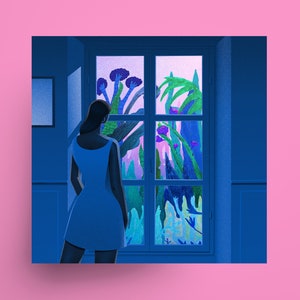 Peut inclure: Une femme en robe bleue se tient dans une pièce et regarde par une fenêtre. La fenêtre est encadrée de bleu et offre une vue sur un jardin abstrait coloré.