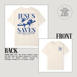 K&ouml;nnte beinhalten: Ein beiges T-Shirt mit einem blauen Grafikdruck auf der Vorder- und R&uuml;ckseite. Der Druck auf der Vorderseite lautet "Jesus Saves" mit einem kleinen Globus und einem Herzen. Der Druck auf der R&uuml;ckseite lautet "Jesus Saves" mit einem Globus und einem Herzen. Das Shirt hat kurze &Auml;rmel und einen Rundhalsausschnitt.