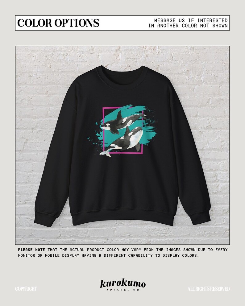 Puede incluir: Sudadera negra con un estampado gr&aacute;fico de dos orcas nadando en agua turquesa con un borde rosa y blanco. El texto "kurokumo APPAREL CO" est&aacute; en la parte inferior de la imagen.