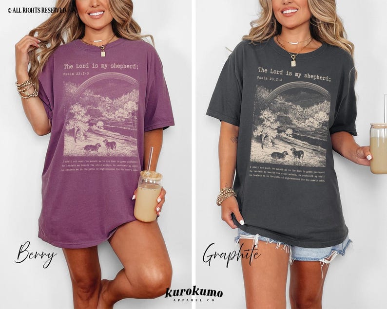 Puede incluir: Dos mujeres llevan camisetas de gran tama&ntilde;o con el texto "The Lord is my shepherd; Psalm 23:1-6" impreso en la parte delantera. Las camisetas est&aacute;n disponibles en dos colores: baya y grafito.