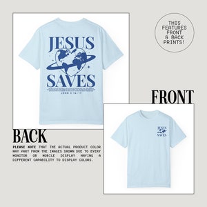 K&ouml;nnte beinhalten: Hellblaues T-Shirt mit einem grafischen Aufdruck eines blauen Herzens mit einem Globus darin und den Worten "Jesus Saves" in blauer Schrift. Die R&uuml;ckseite des Shirts hat den gleichen grafischen Aufdruck mit den Worten "John 3:16-17" in kleinerer Schrift unter dem Aufdruck.