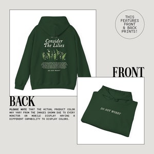 Pu&ograve; includere: Una felpa con cappuccio verde scuro con una stampa bianca sul davanti e sul retro. La stampa anteriore dice "Non preoccuparti" e la stampa posteriore dice "Considera i gigli" con un motivo floreale e una citazione.