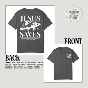 K&ouml;nnte beinhalten: Ein anthrazitfarbenes T-Shirt mit einem wei&szlig;en Grafikdruck auf Vorder- und R&uuml;ckseite. Der Druck auf der Vorderseite lautet "Jesus Saves" mit einem Herzen und einem Globus. Der Druck auf der R&uuml;ckseite lautet "Jesus Saves" mit einem Herzen und einem Globus sowie dem Text "Johannes 3:16-17".