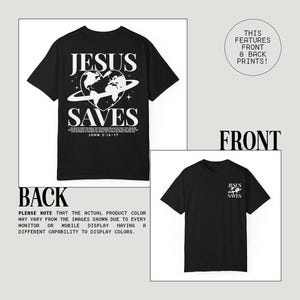 K&ouml;nnte beinhalten: Schwarzes T-Shirt mit einem wei&szlig;en Grafikdruck eines Herzens mit einem Globus darin und den Worten "Jesus Saves" und "John 3:16-17". Die R&uuml;ckseite des Shirts hat eine &auml;hnliche Grafik mit den Worten "Jesus Saves".