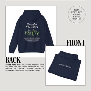 Pu&ograve; includere: Felpa con cappuccio blu navy con stampa bianca sul davanti e sul retro. La stampa anteriore dice "Consider The Lilies" e presenta un design floreale. La stampa posteriore dice "Do Not Worry".