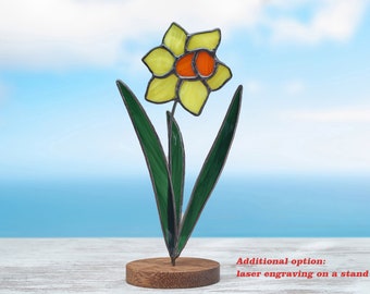 Narciso amarillo de vidrio de colores sobre soporte de madera. Atrapasol de vidrio de colores. Decoración floral.