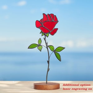 ステンドグラス 木製スタンドの赤いバラ ステンドグラスのサンキャッチャー 花飾り パーソナライズされたギフト