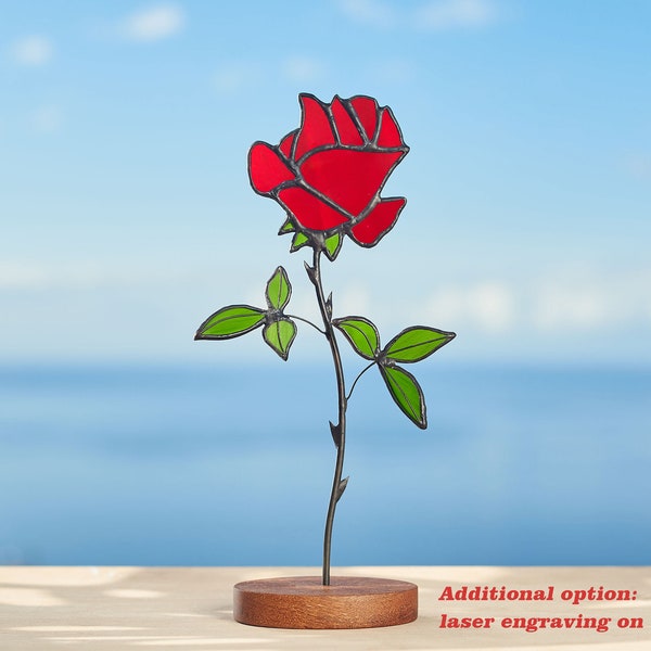 Glasmalerei Rote Rose auf dem Holzständer Glasmalerei Suncatcher Blumendekoration Personalisiertes Geschenk