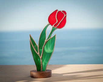 Glasmalerei Rote Tulpe auf dem Holzständer Glasmalerei Sonnenfänger Blumendekoration.