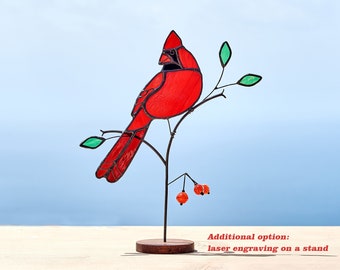 Cardinal en vitrail avec perles faites main sur le support en bois Cadeau commémoratif Décoration de porche Oiseau en vitrail Attrape-soleil.