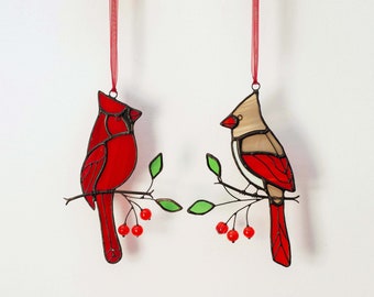 Par de cardenales de vidrieras con cuentas hechas a mano en la rama Regalo conmemorativo Pájaro de vidrieras Decoración del porche Cazasoles de pájaros.