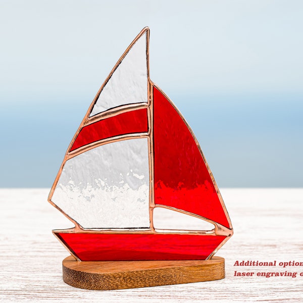 Glas Segelboot mit einem roten Segel auf dem Holzständer Segelboot Sonnenfänger Yacht Sonnenfänger Wohndekoration Vatertagsgeschenk.