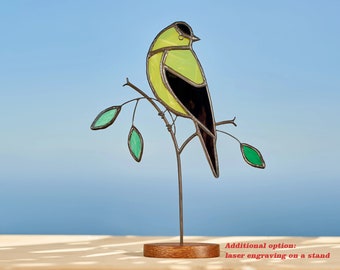 Vitrail Chardonneret sur le support en bois Décoration d'intérieur Attrape-soleil oiseau.