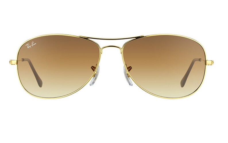 Puede incluir: Gafas de sol aviador doradas con lentes de degradado marr&oacute;n. Las gafas tienen el logotipo de Ray-Ban en la lente izquierda.