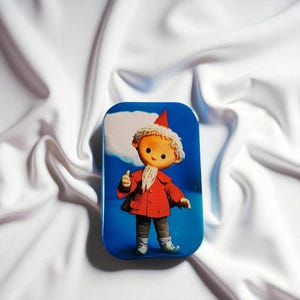 Könnte beinhalten: Rechteckige Dose mit einer Cartoonfigur in rotem Mantel und Hut, weißem Bart und Haaren, vor blauem Himmel. Die Figur zeigt einen Daumen hoch. Die Dose hat einen blauen Rand. Vintage-Design.