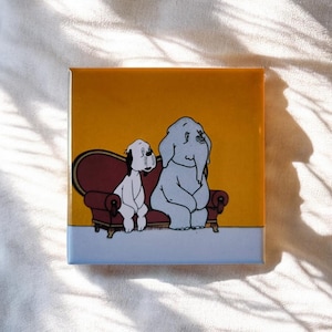 Könnte beinhalten: Quadratische Illustration eines Cartoon-Hundes und eines Elefanten, die auf einem roten Sofa vor einem gelben Hintergrund sitzen. Das Kunstwerk hat unten einen blauen Rand. Der Hund ist weiß mit schwarzen Flecken, der Elefant ist grau.